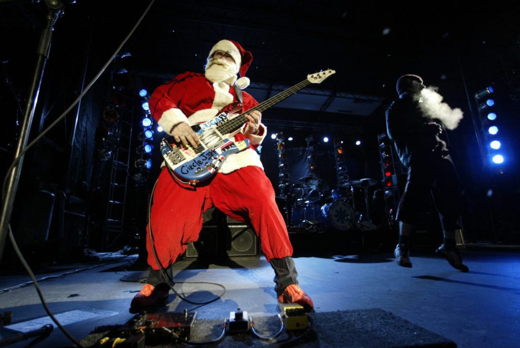 PARK CITY, UT - DECEMBER 20: The Red Hot Chilli Peppers perform before the superpipe finals of the Chevy Truck U.S. Snowboard Grand Prix on December 20, 2002 in Park City, Utah. (Photo by Jed Jacobsohn/Getty Images)